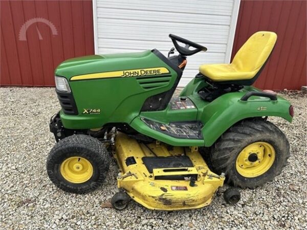 JOHN DEERE X744 LAWN MOWER